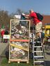 Muellcontainer_fuellen_Gabriel_15852.JPG